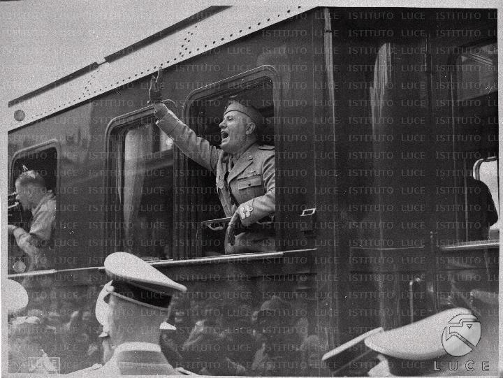 “Si stava meglio quando c’era il duce!”
