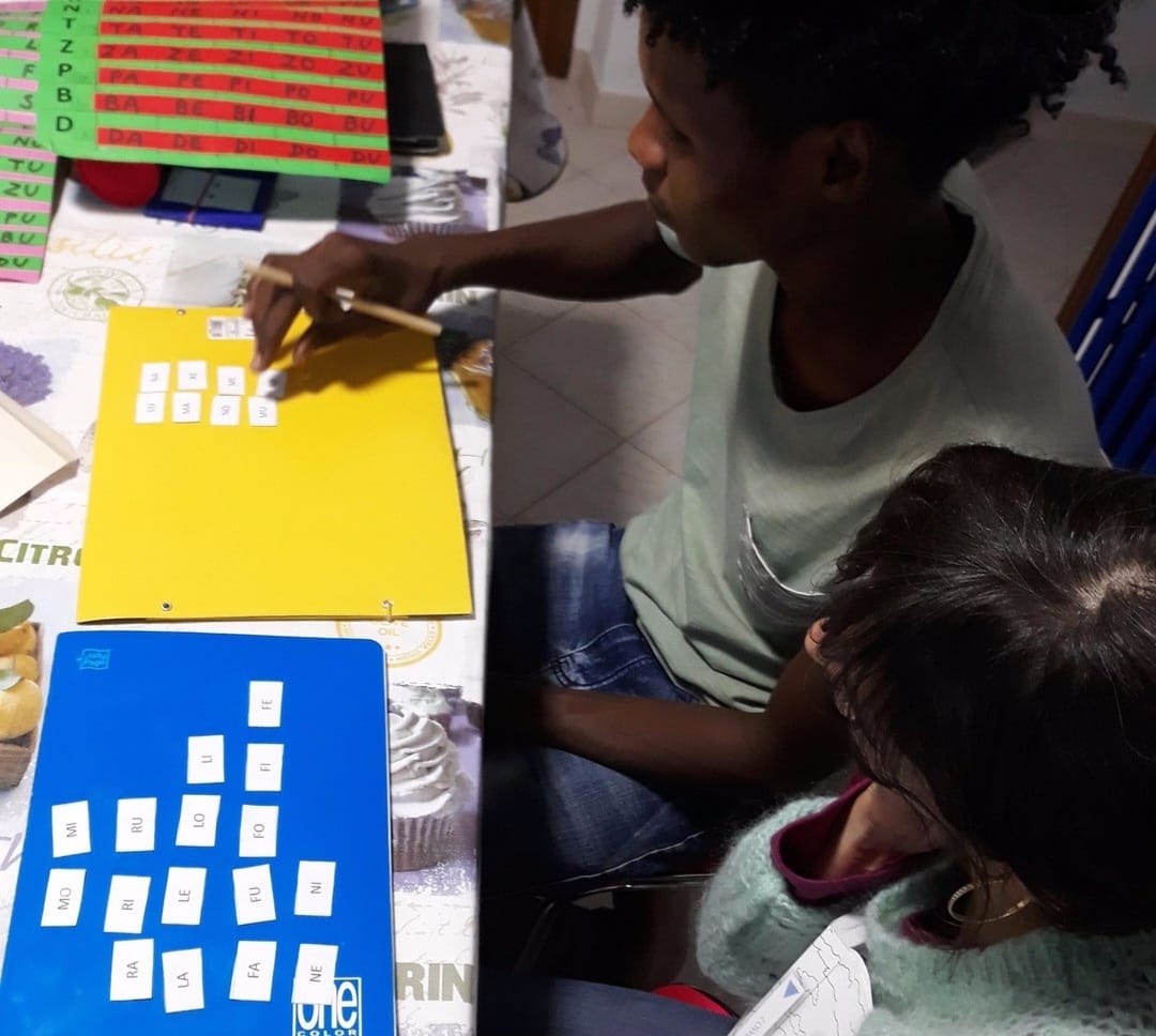 Dalla guerra alla scuola: il progetto Pagella in tasca per i giovani rifugiati