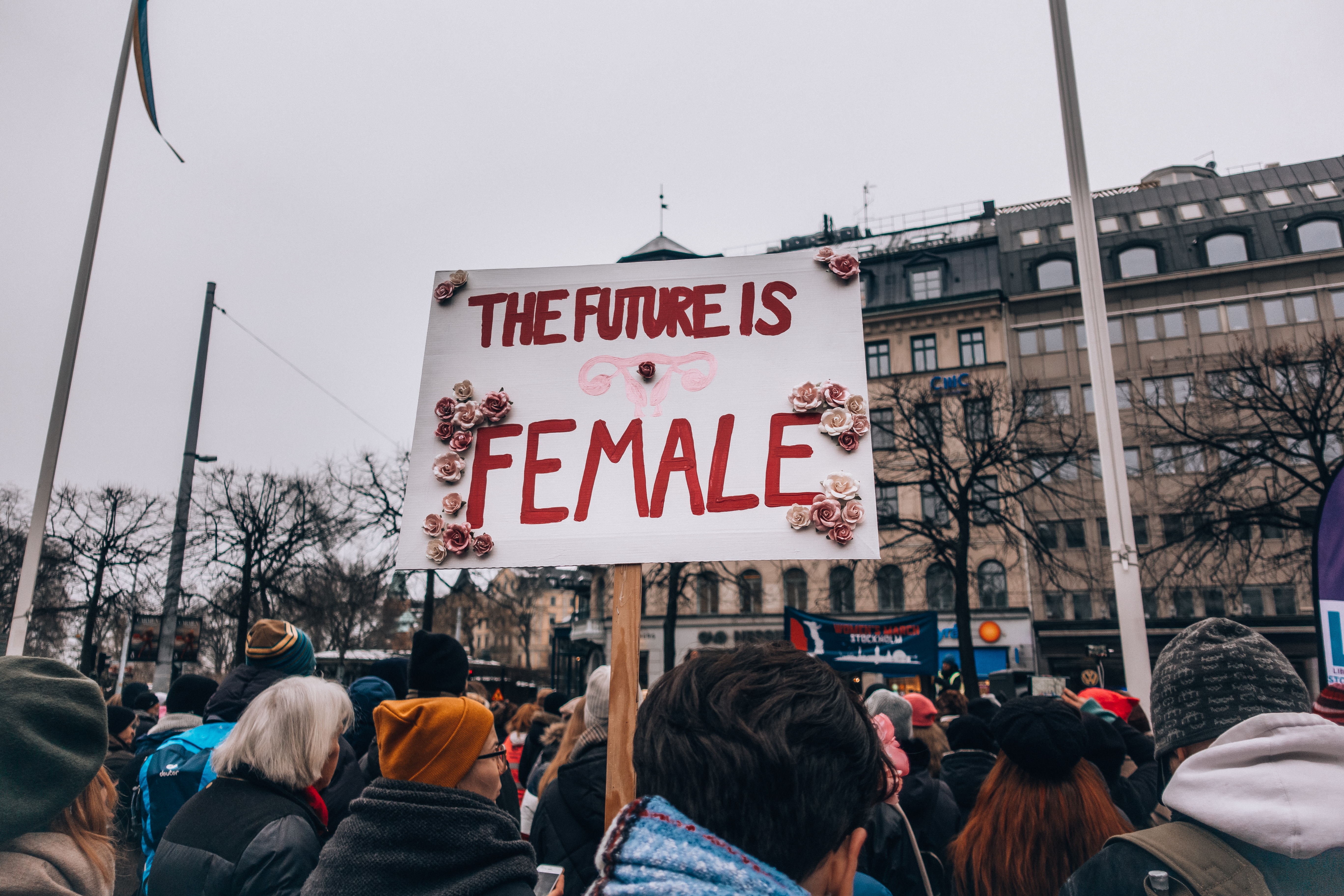 IL FEMMINILE SECONDO L’ACCADEMIA DELLA CRUSCA: si parla di schwa, maschile plurale inclusivo e se la lingua può condizionare la percezione della realtà