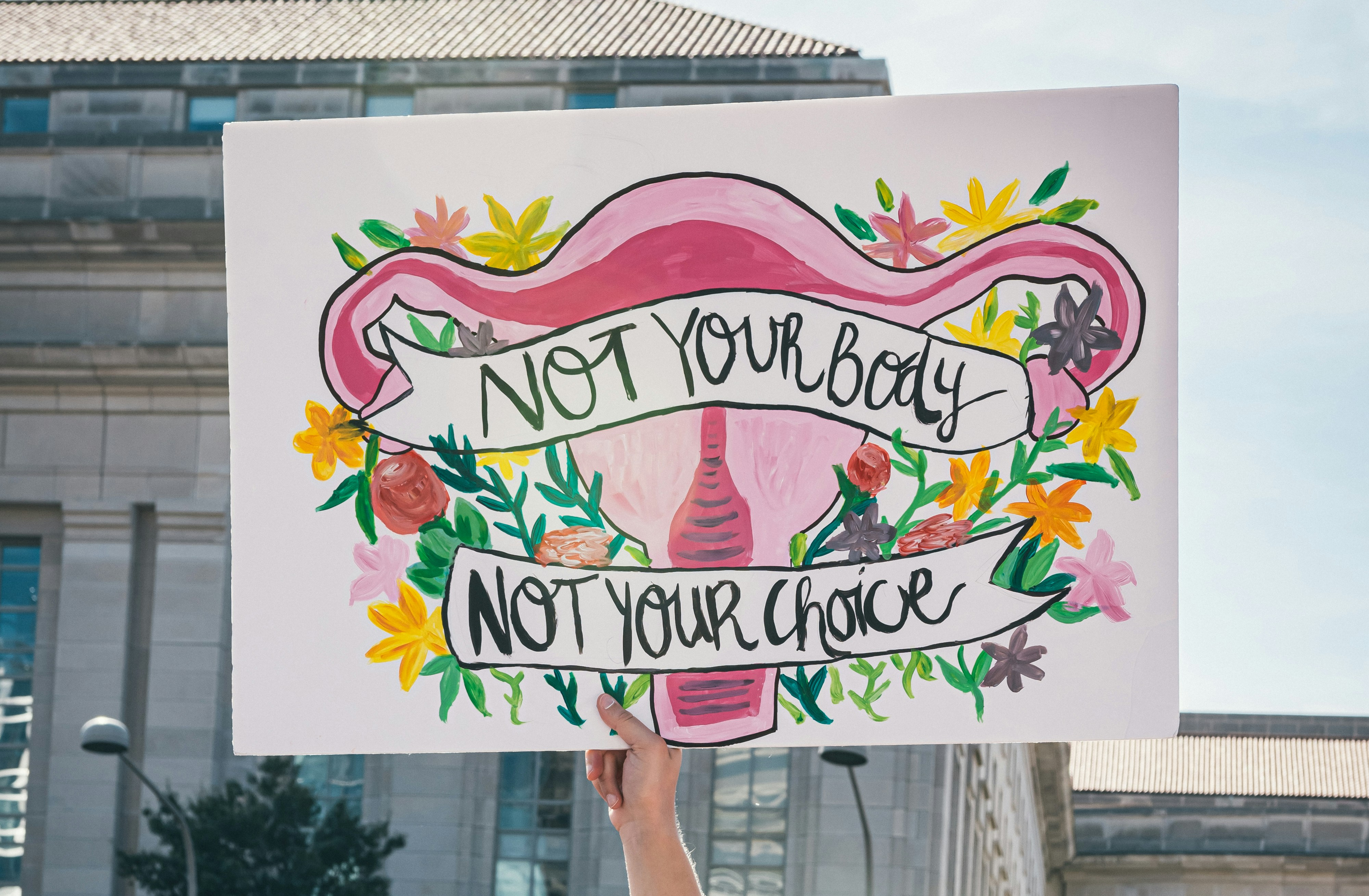 Sette uomini entrano in uno studio e parlano di aborto: l’indignazione dopo la puntata di “Porta a Porta”