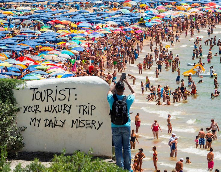 La falsa prospettiva del turismo di massa
