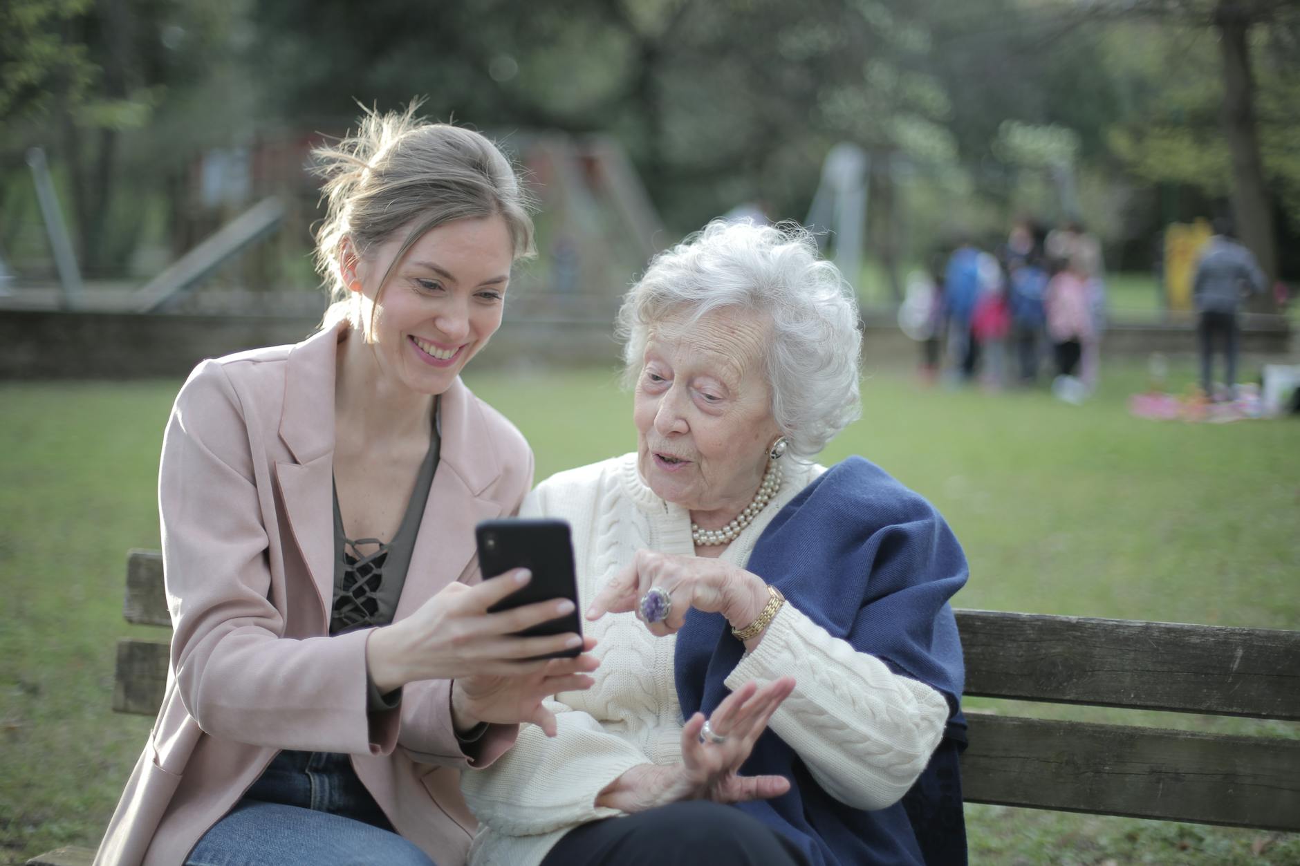 “WhatsApp for Older”: il progetto per una formazione digitale a portata di tutti