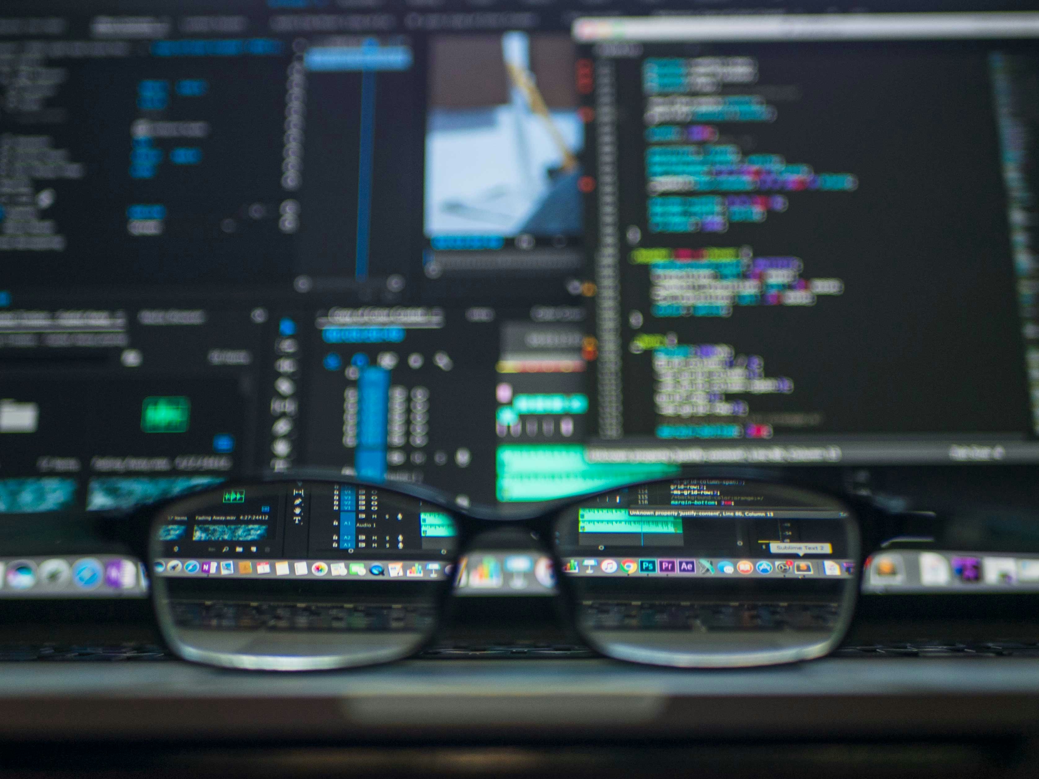 Alla scoperta di “Pensieri e Pixel: Una Riflessione Filosofica sull’Informatica e il Suo Impatto Sociale”